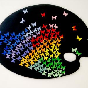 Papiers de couleur sur papier noir d'Anne